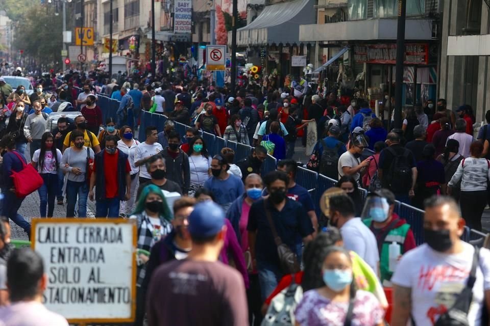 Capitalinos abarrotan la calle Venustiano Carranza al cruce con Avenida José María Pino Suárez.