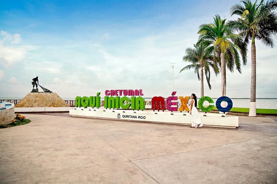 El malecón de Chetumal invita a los visitantes a las selfies.