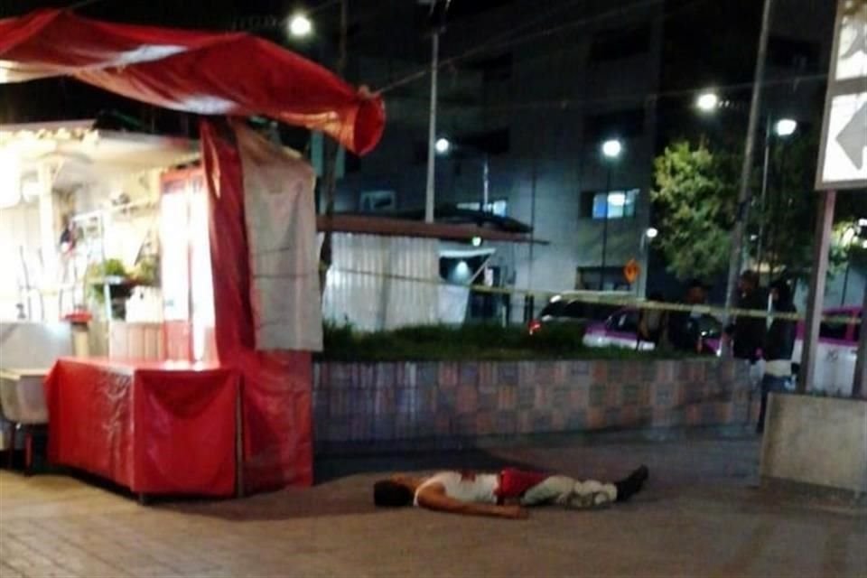 La víctima fue atacada anoche y quedó tendida en la esquina de Avenida Balderas y Tolsá.