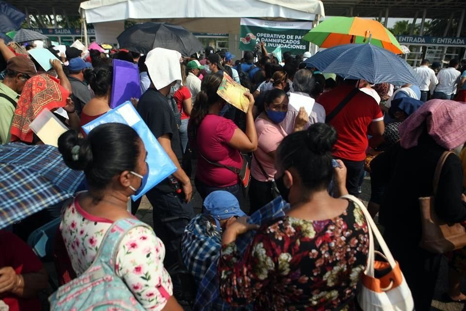 Pobladores de Tabasco ignoraron las medidas de distanciamiento social durante la entrega de apoyos a damnificados por las lluvias.