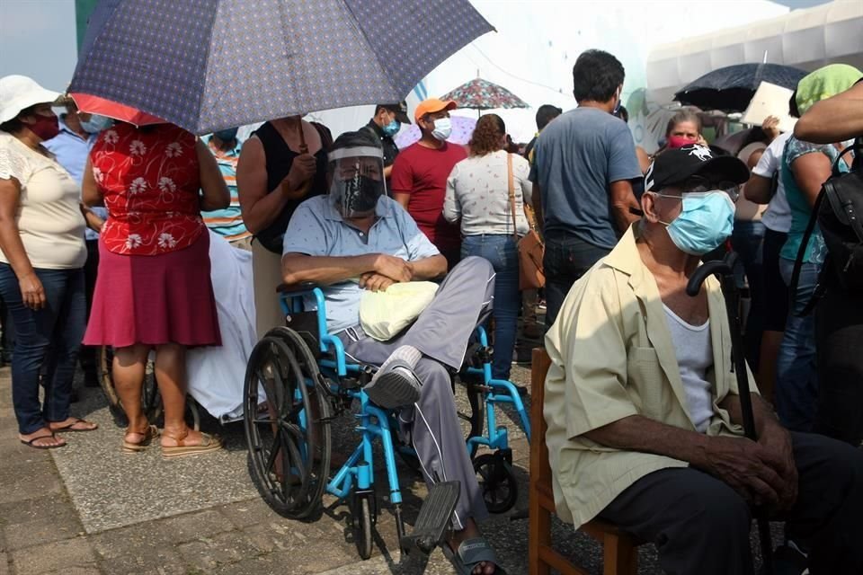 Durante la entrega de apoyos a damnificados, no se respetaron las normas de distanciamiento social.