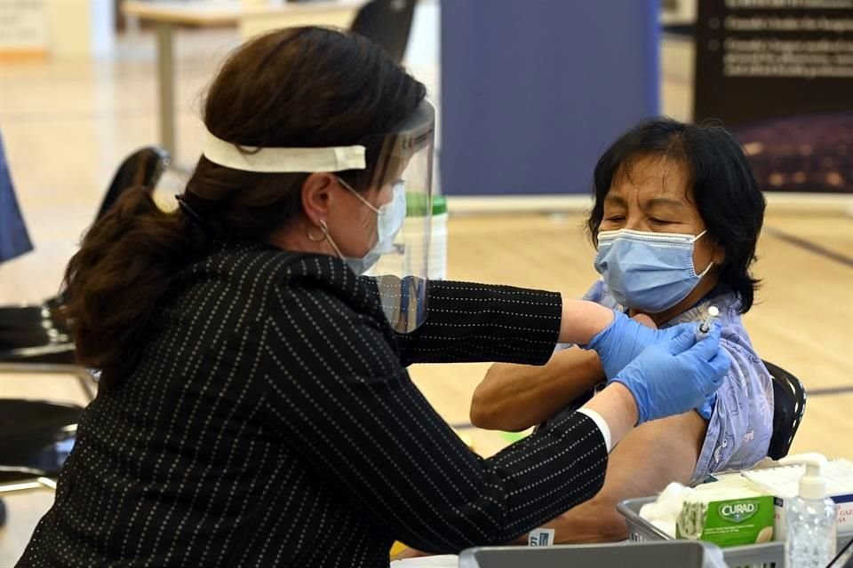 Anita Quidangen, una trabajadora de apoyo personal que laboró durante la pandemia en el hogar de ancianos Rekai Center, en Toronto, fue quien recibió la primera dosis en Ontario.