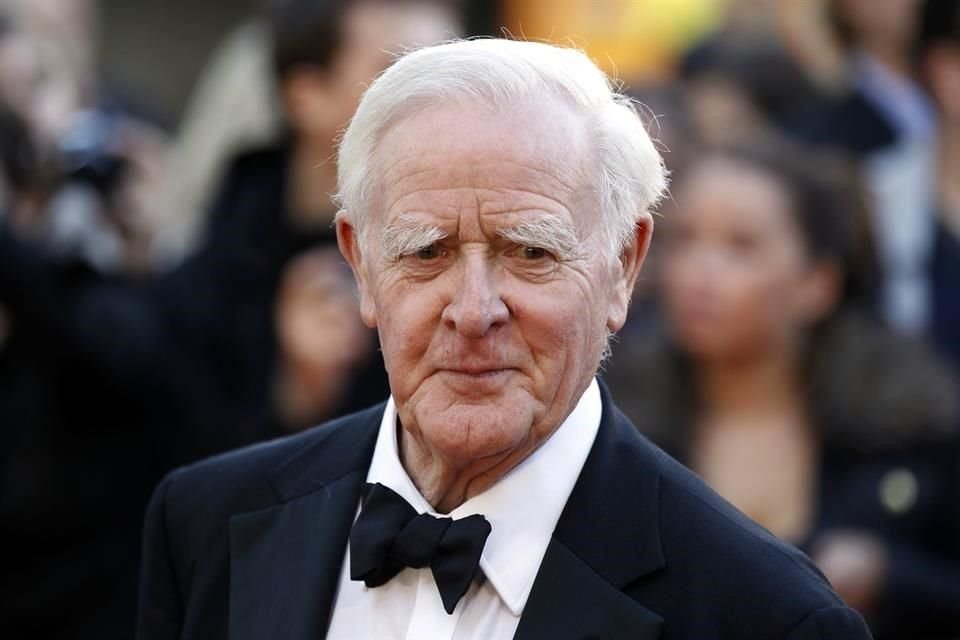 El escritor británico John Le Carré, maestro de los libros de espías, falleció el sábado a los 89 años.