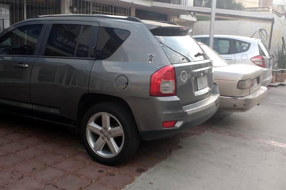 En Jalisco, la entrega de placas tarda hasta dos meses, abriendo la puerta a los coyotes y generando gastos extra a las agencias.