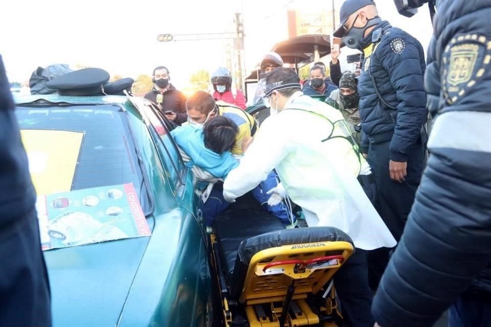 Marcela peregrinó por 5 hospitales que la rechazaron por ser nosocomios #Covid_19 y tuvo que ser auxiliada por policías afuera de Centro Médico; finalmente, fue trasladada a hospital en V. Carranza.
