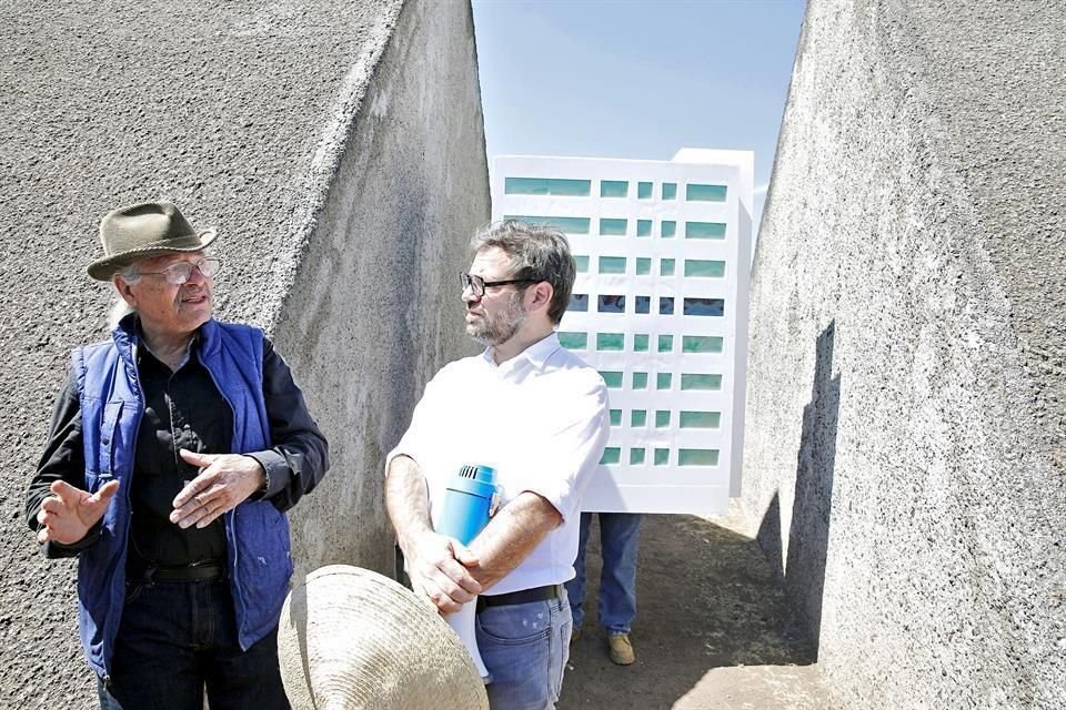 Manuel Hernández, 'Hersúa', en Bellas Artes: pintor y escultor, exponente destacado del arte público de carácter abstracto. Fue además uno de los artífices de la proyección del Espacio Escultórico de Ciudad Universitaria, en la UNAM.