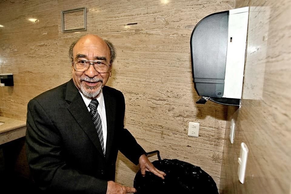 Alfredo López Austin, en Historia, Ciencias Sociales y Filosofía: historiador, reconocido como uno de los más grandes especialistas en el México precolombino y las cosmovisiones originarias, autor de Las razones del mito y El conejo en la cara de la Luna.