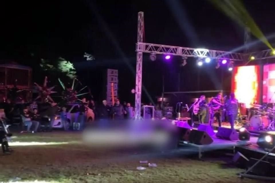 En el festejo, realizado en las canchas deportivas de la comunidad, había piñatas, varios vehículos estacionados, cientos de personas sin cubrebocas ni sana distancia.