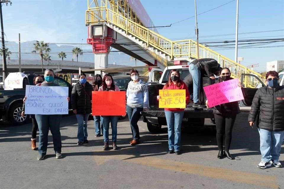 Maestros afiliados al SNTE en NL (foto), Hidalgo, Chihuahua, Durango y Oaxaca protestaron debido al retraso en sus pagos de aguinaldo.