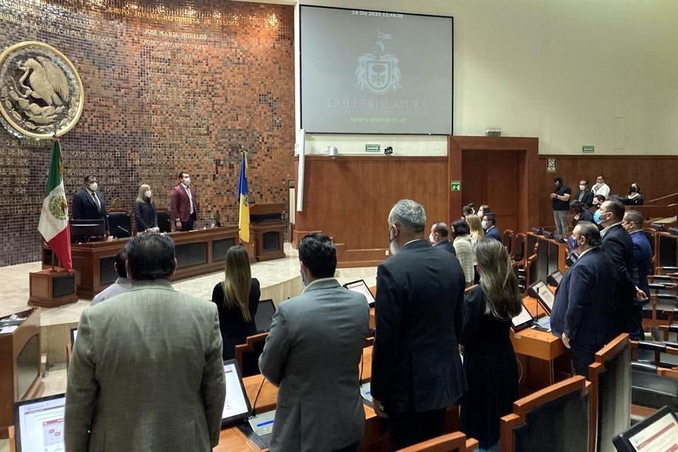 En el Congreso local se guardaron tres minutos de silencio en memoria de Aristóteles Sandoval.