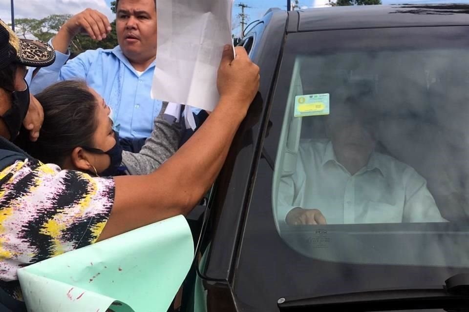 Damnificados de Tabasco reclaman a AMLO en Villahermosa.