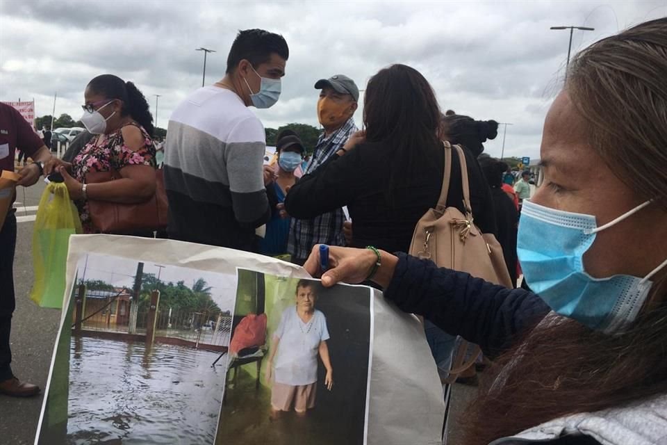 Una damnificada muestra las afectaciones en su vivienda a raíz de las lluvias en Tabasco.