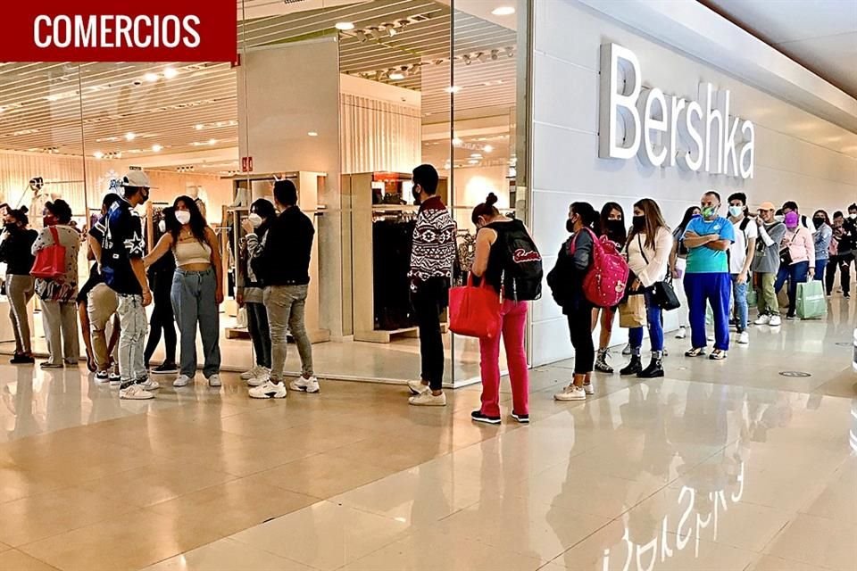 Tras anuncio del regreso al semáforo rojo en CDMX y Edomex, capitalinos abarrotaron supermercados, centros comerciales y vialidades.