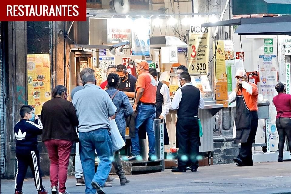 Tras anuncio del regreso al semáforo rojo en CDMX y Edomex, capitalinos abarrotaron supermercados, centros comerciales y vialidades.