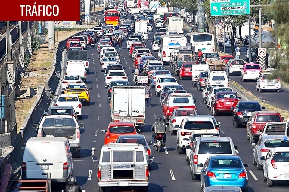 Tras anuncio del regreso al semáforo rojo en CDMX y Edomex, capitalinos abarrotaron supermercados, centros comerciales y vialidades.