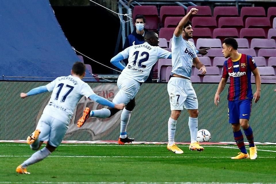 El Valencia rescató un empate en el Camp Nou.