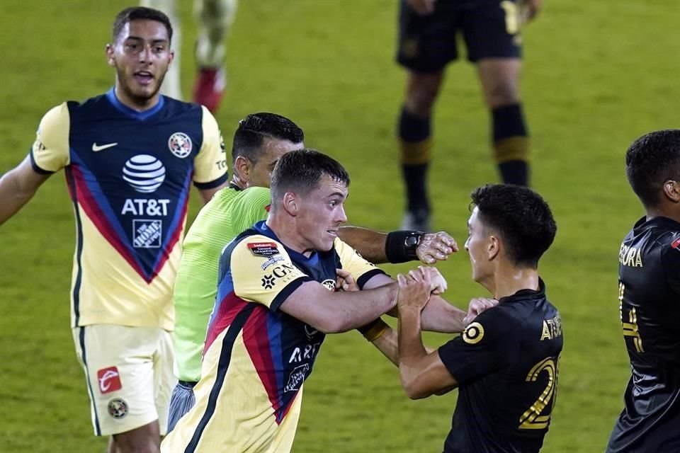 El América cerró su mal año con derrota ante LAFC.