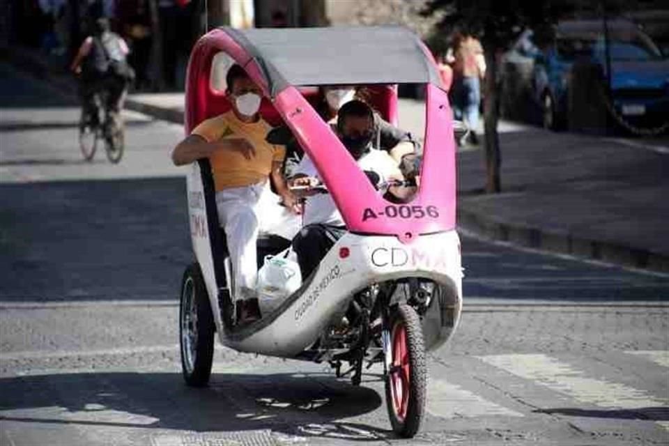 Los ciclotaxis autorizados operan en calles del Centro Histórico.