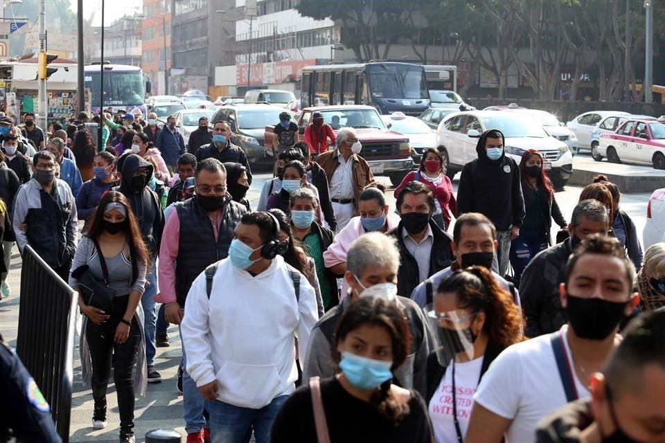 Aspecto de gente y tráfico en Avenida Pino Suárez, Centro Histórico.