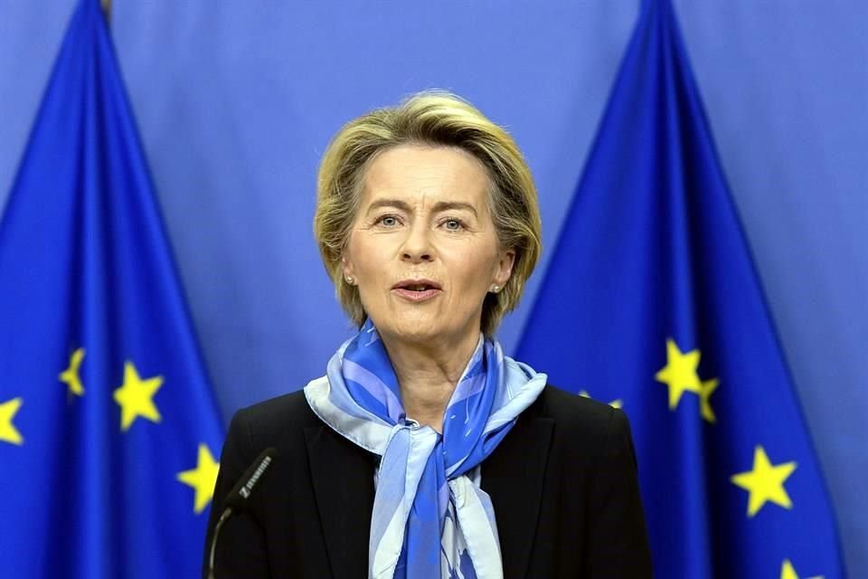 La presidenta de la Comisión Europea, Ursula von der Leyen, anuncia la aprobación de la vacuna.