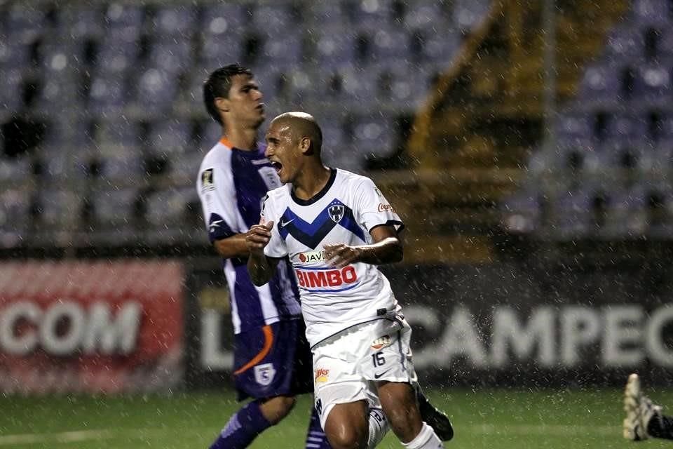 Luis 'Chaka' Rodríguez festeja un gol con Rayados ante el Saprissa en el 2010.