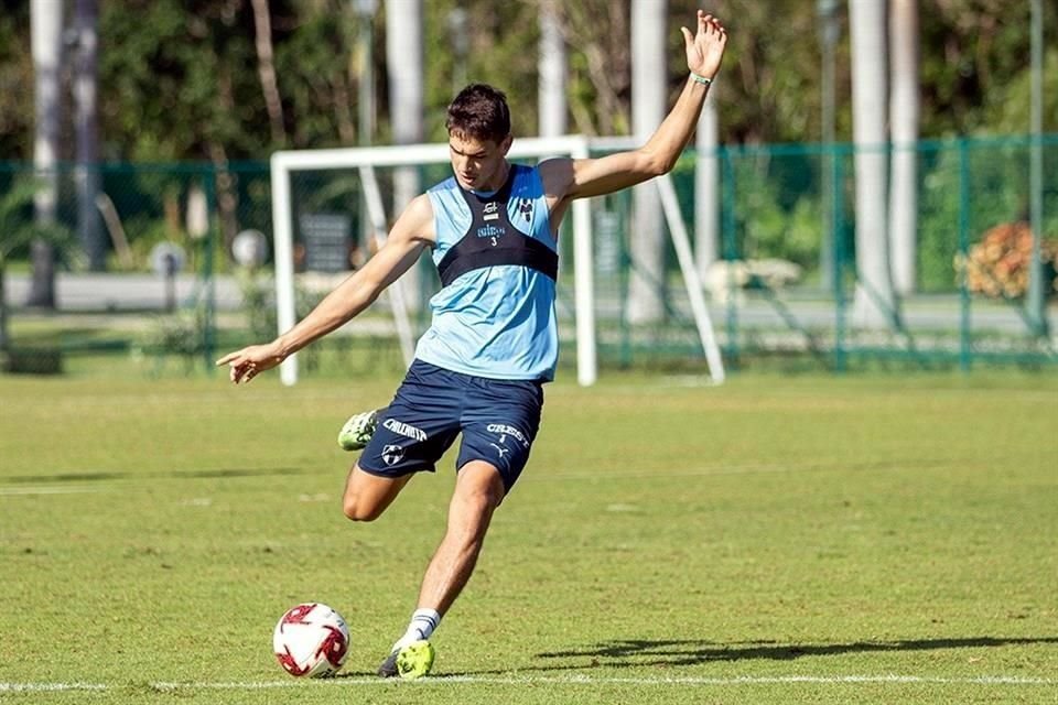 César Montes afina puntería en la pretemporada.