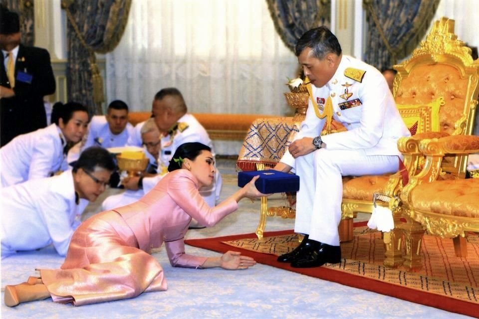 Los enemigos de la amante del Rey de Tailandia han enviado fotos de ella sexualmente explícitas a activistas anti-monarquía.