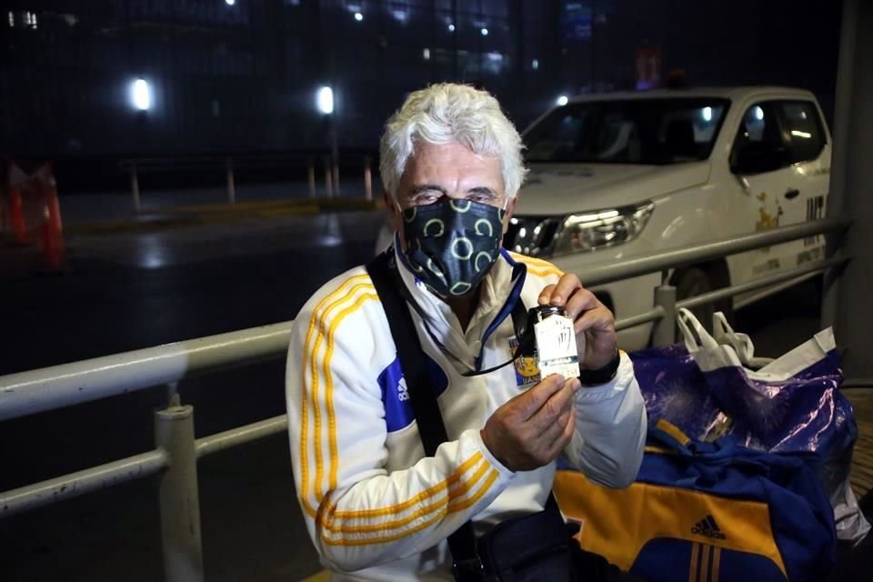 El técnico felino presumió su medalla de campeón de Concacaf.