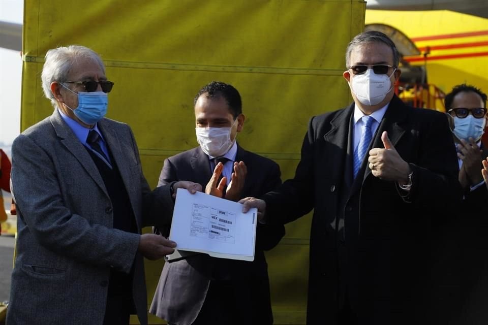 Jorge Alcocer, Arturo Herrera y Marcelo Ebrard celebran llegada de la vacuna de Pfizer.