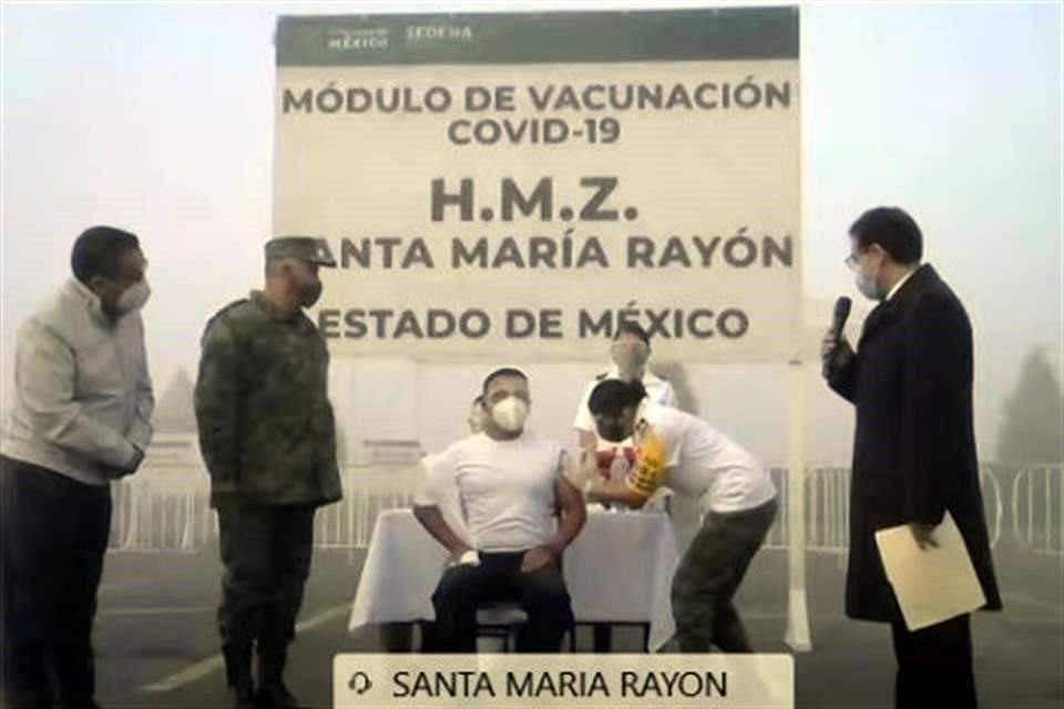 Daniel Díaz fue el primer doctor en recibir la vacuna contra el Covid-19 en el Estado de México.