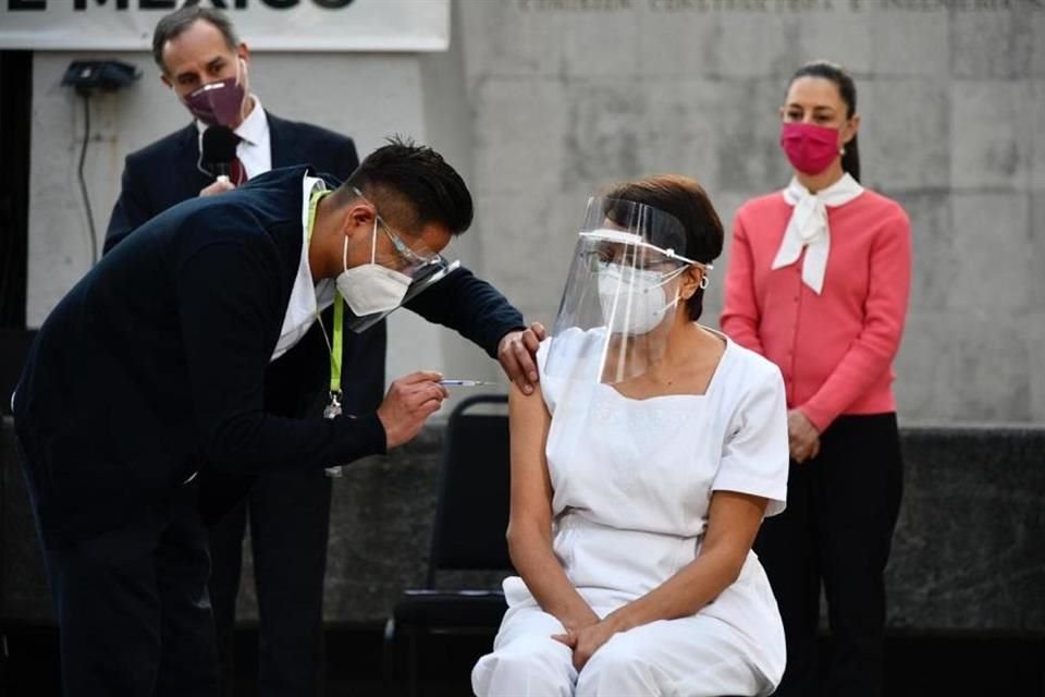 María Irene Ramírez recibe la primera vacuna contra el Covid-19.