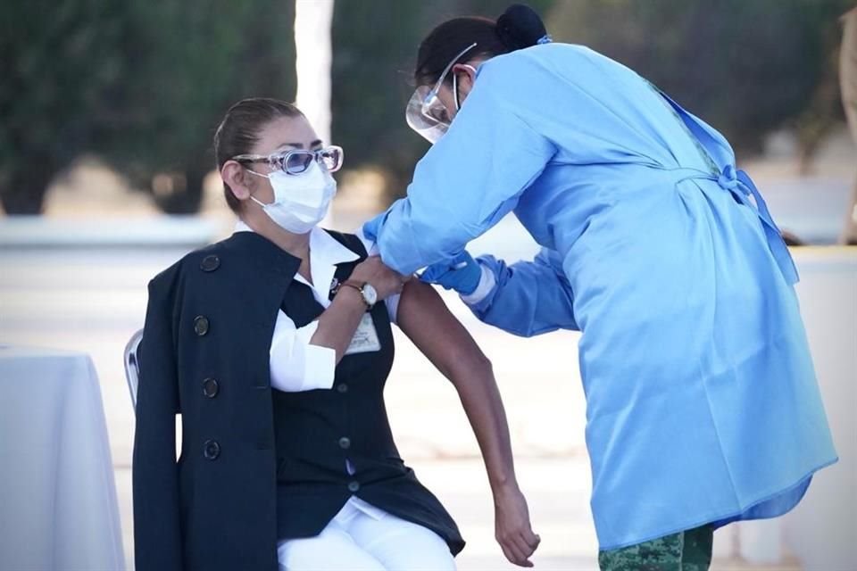 María del Rosario Lira López recibe la vacuna contra el Covid-19 en Querétaro.