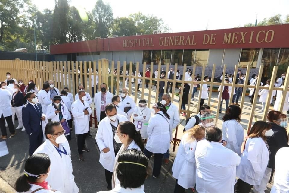 Médicos y enfermeras agurdan su turno afura del Hospital General de México.