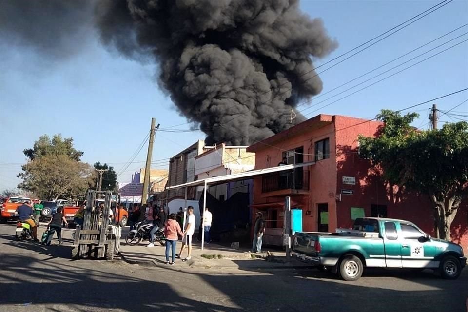 En el sitio, una nube tupida de humo negro se expandía por el cielo hacia las zonas cercanas y el fuego no dejaba de propagarse.