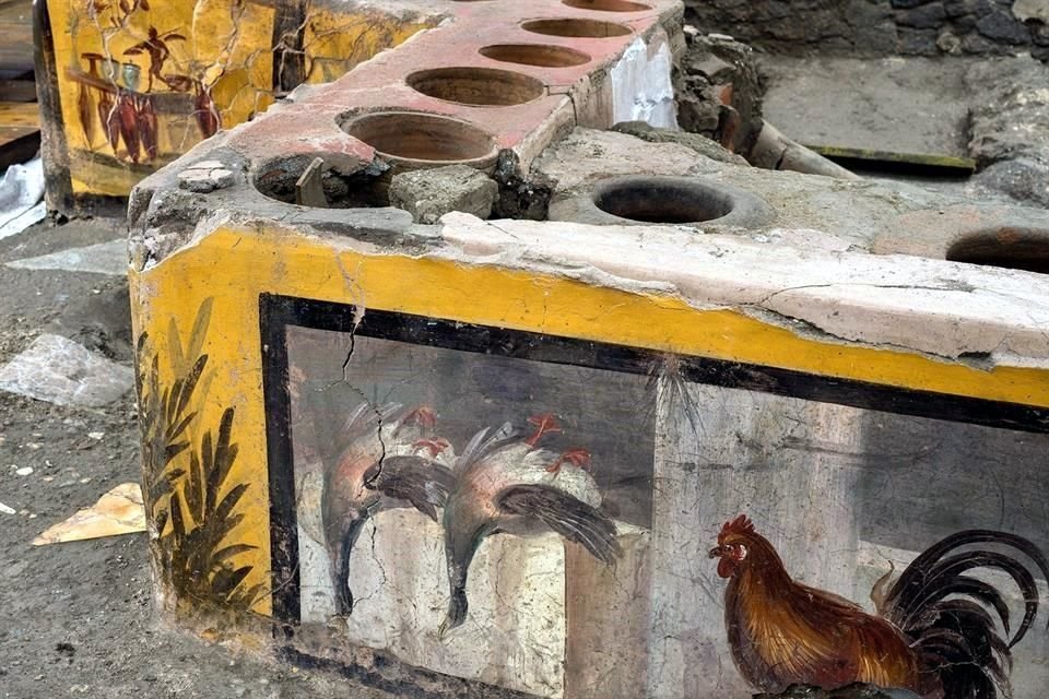 Detalle de la decoración descubierta en un termopolio, en el área arqueológica de Pompeya.