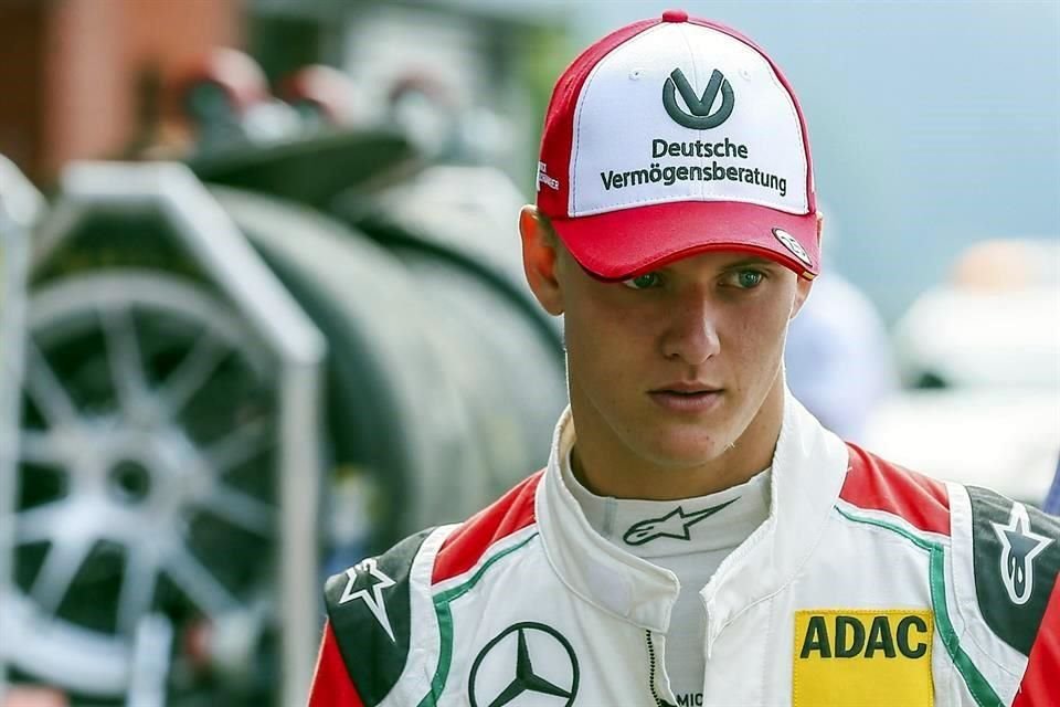 Pese a las condiciones de Michael Schumacher, se dice que el ex campeón de la F1 sigue al tanto la carrera de su hijo Mick.