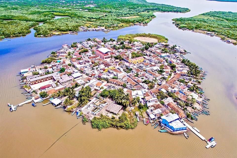 Para los viajeros que deseen llegar a Mexcaltitán, una buena opción es quedarse en San Blas, ya que cuenta con una buena oferta hotelera.