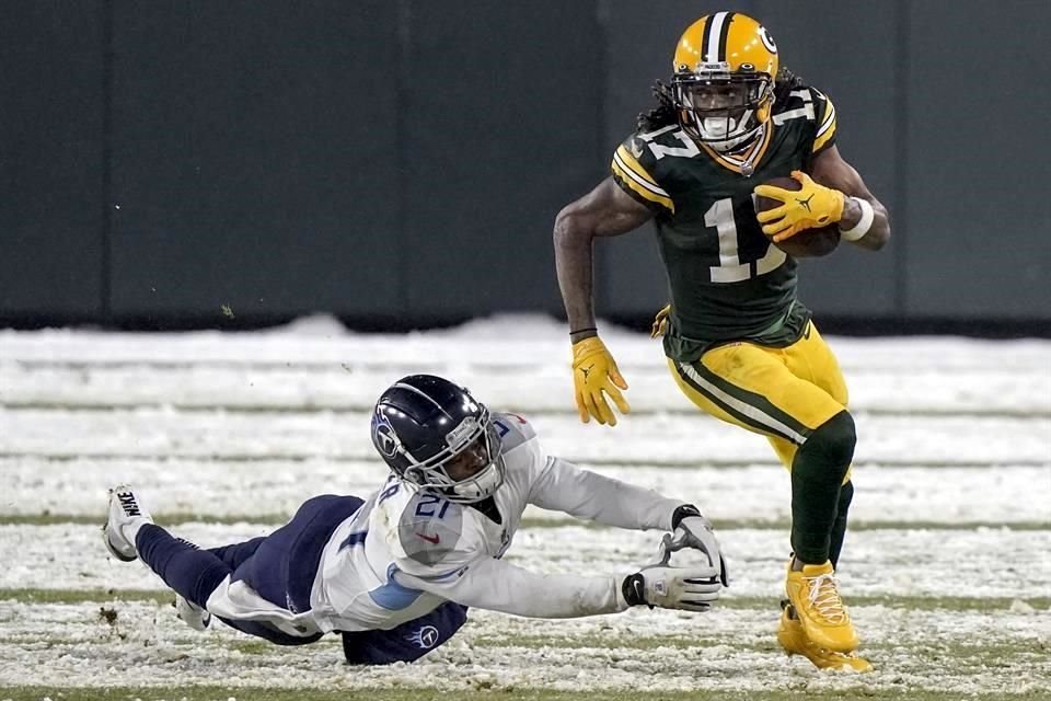 Davante Adams escapa de un rival en un emparrillado que se tiñó de blanco.