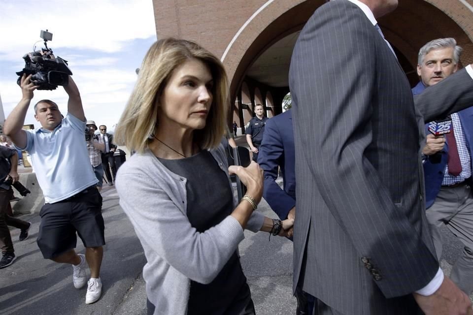 Lori Loughlin salió de prisión tras dos meses de condena por sobornar para facilitar el ingreso de sus hijas en una universidad.