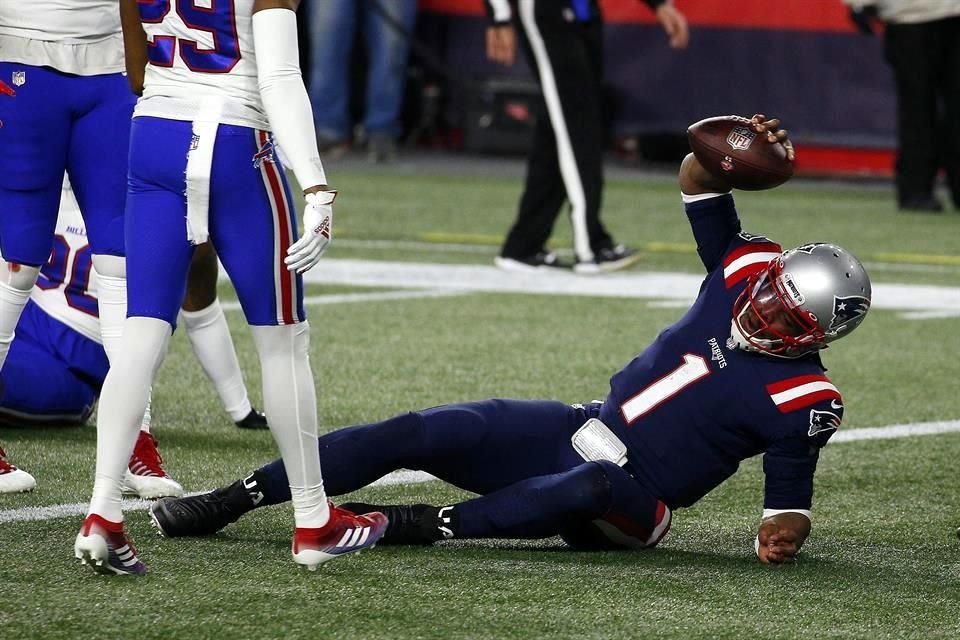 Cam Newton tuvo un partido para el olvido. Terminó con 34 yardas por aire y 24 por tierra, aunque fue el responsable de la anotación de Nueva Inglaterra.