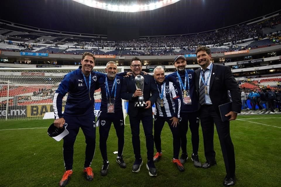 Antonio Mohamed posó en el Azteca junto a su cuerpo técnico.