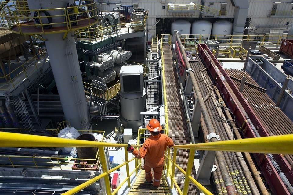 Trabajador de Pemex en yacimiento Ku-Maloob-Zaap, Campeche.