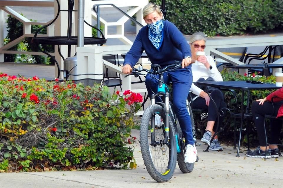 Ellen DeGeneres fue captada tomando un poco de aire fresco mientras conducía una bicicleta en Santa Bárbara, California.