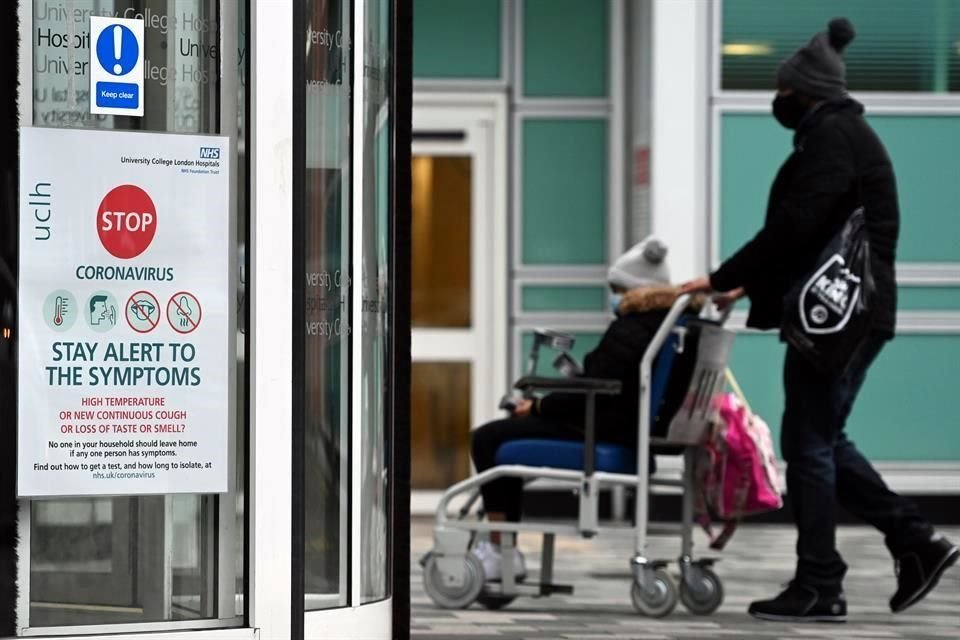 De acuerdo con las autoridades, actualmente hay más personas hospitalizadas en Inglaterra que durante la primera ola de la pandemia.