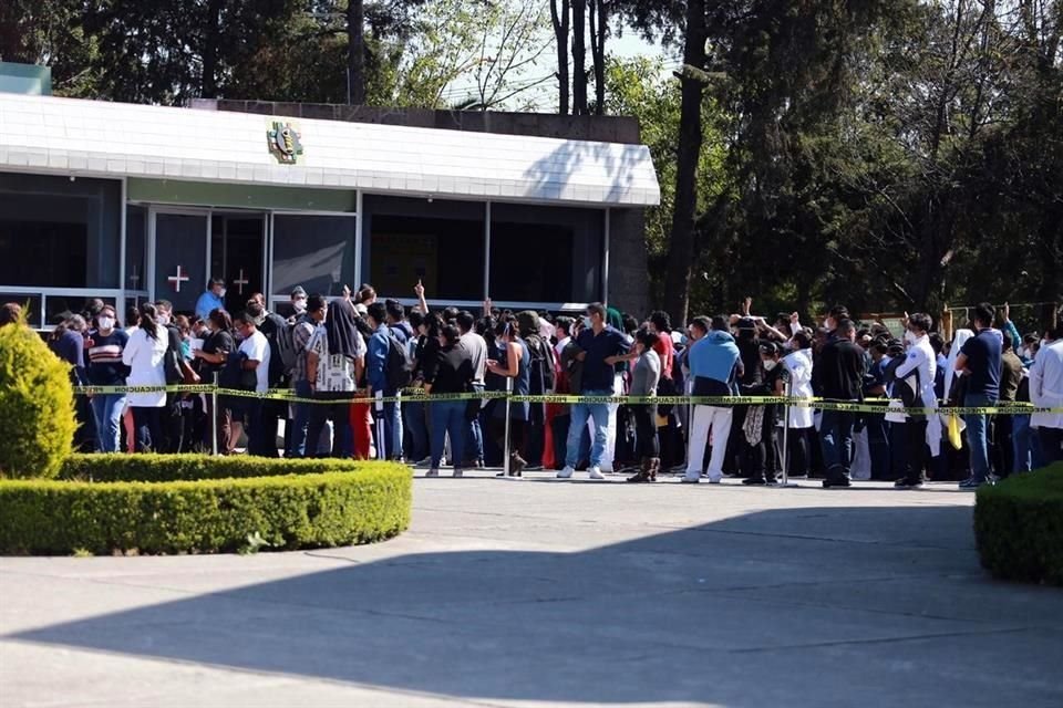 El personal de salud acusó que tuvo que hacer largas filas para poder acceder a la vacuna.