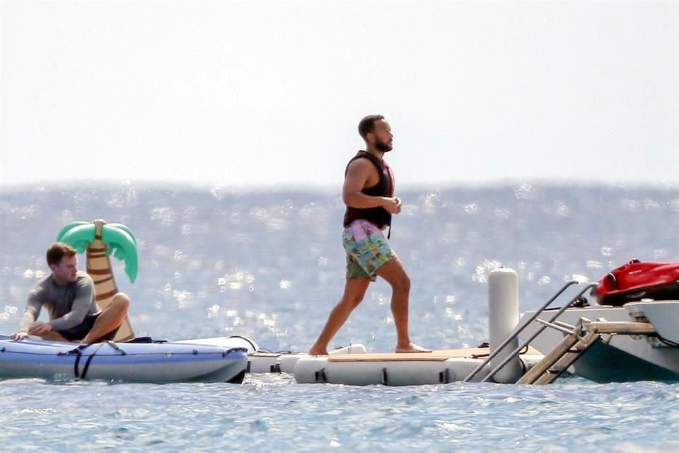 Saint Barthelemy Chrissy Teigen y John Legend disfrutan del sol en un yate de lujo en St Barths.