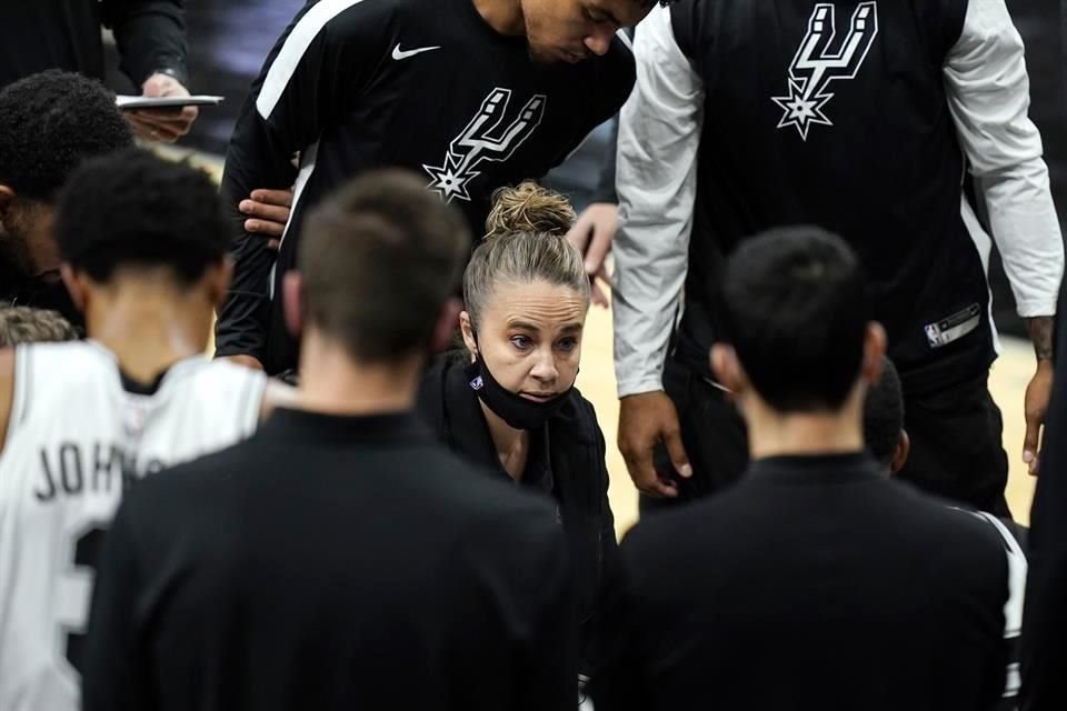 Becky Hammon terminó siendo la coach de Spurs.