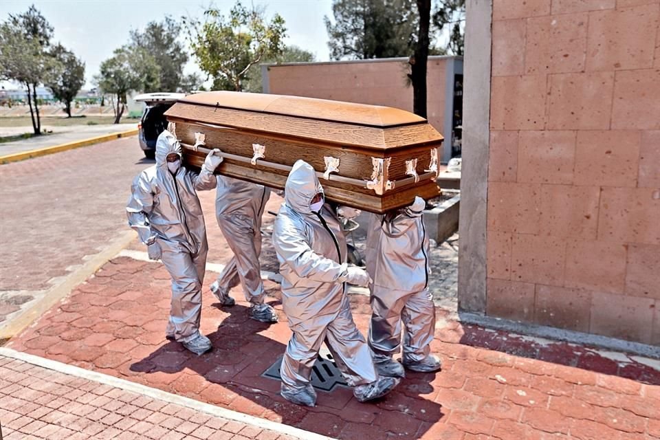 En el año que termina, personal de salud vio pasar por salas de urgencia a casi medio millón de pacientes sospechosos de Covid y atestiguaron defunción de 124 mil 897 pacientes.