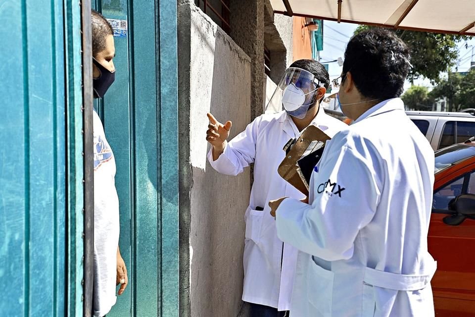 En el año que termina, personal de salud vio pasar por salas de urgencia a casi medio millón de pacientes sospechosos de Covid y atestiguaron defunción de 124 mil 897 pacientes.