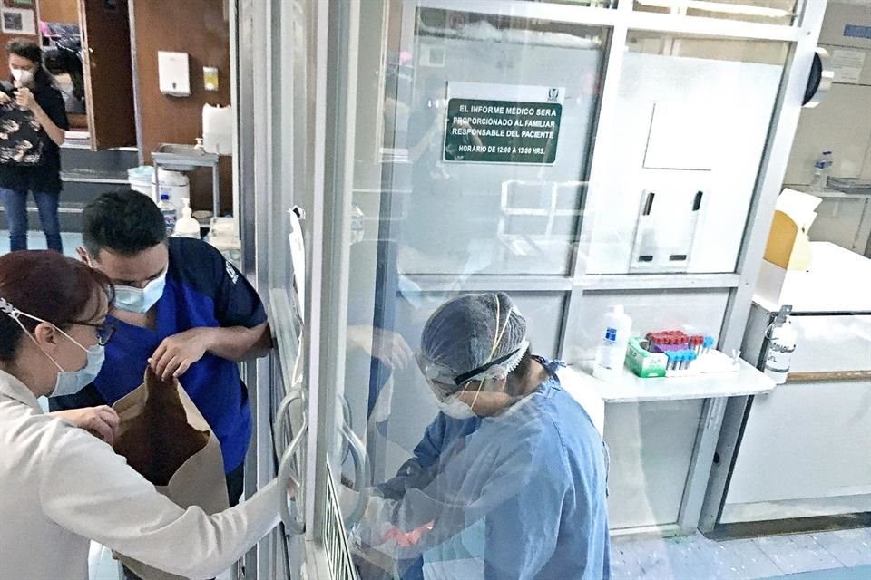 En el año que termina, personal de salud vio pasar por salas de urgencia a casi medio millón de pacientes sospechosos de Covid y atestiguaron defunción de 124 mil 897 pacientes.